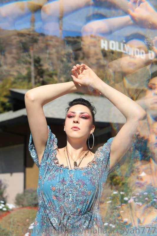 she's so Hollywoooooooood  : )