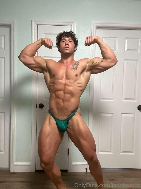 Thick muscle for you to squeeze and sniff and lick 👅 
