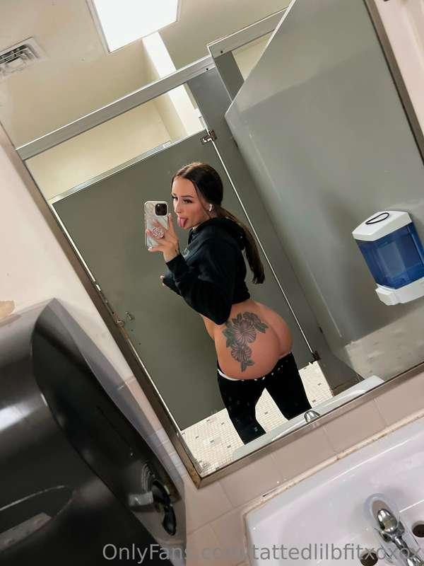 🖤Fun fact: I hardly ever wear underwear under my leggings 🤪