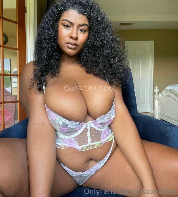 Do you like my hair more when it’s curly or straight? 🧐