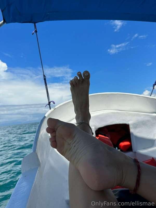 Look how cute my feet are !!