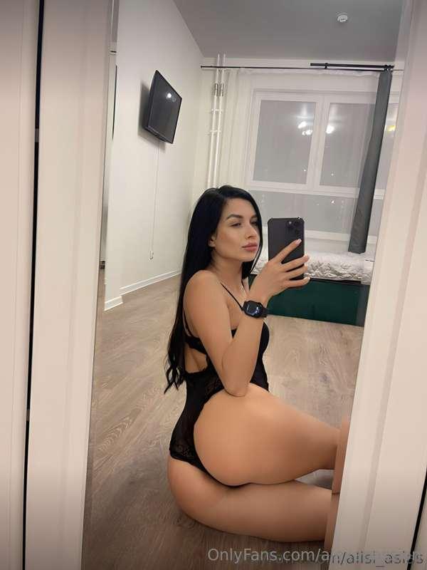 ## @Alisi_asias horny and alone at home🥵 She wants to play w..