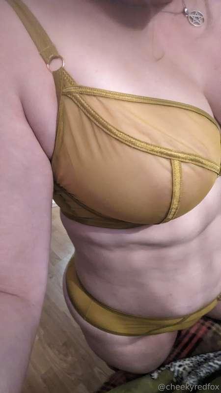 All that glitters...
#metalliclingerie #goldlingerie #christ..