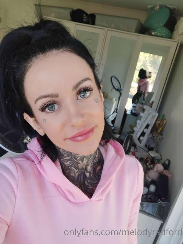 Good morning cuties 😚 have a great day! I'm having the day o..