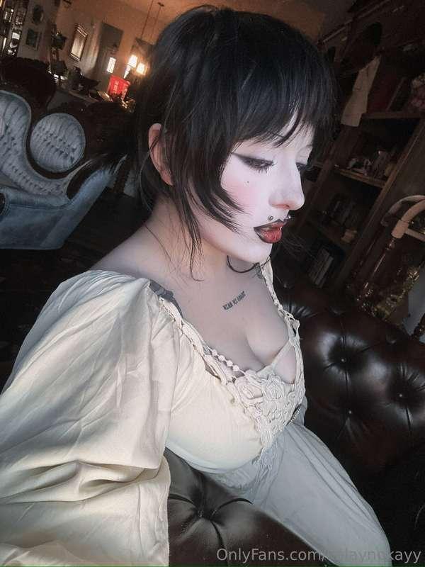 i'll be your big titty goth mommy this weekend🖤