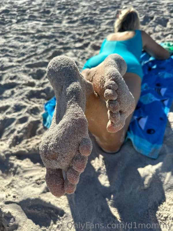 I love the beach and sandy toes 🤭❤️