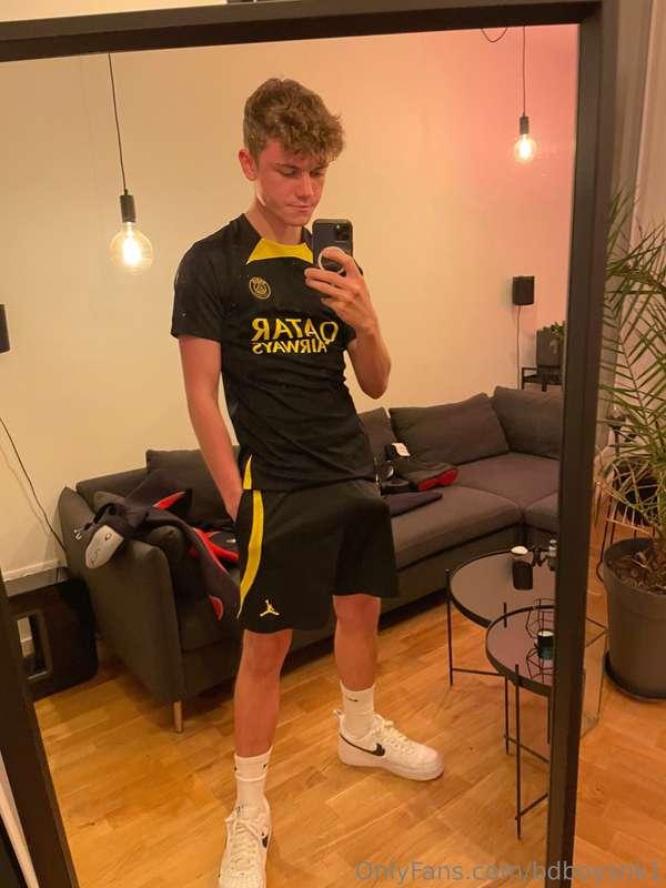 I really enjoy to wear my soccer kit, Nike socks🧦 and to sni..