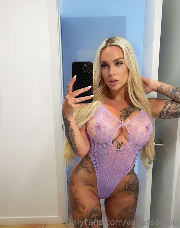Who wants me to DM full nudes ? 🔞