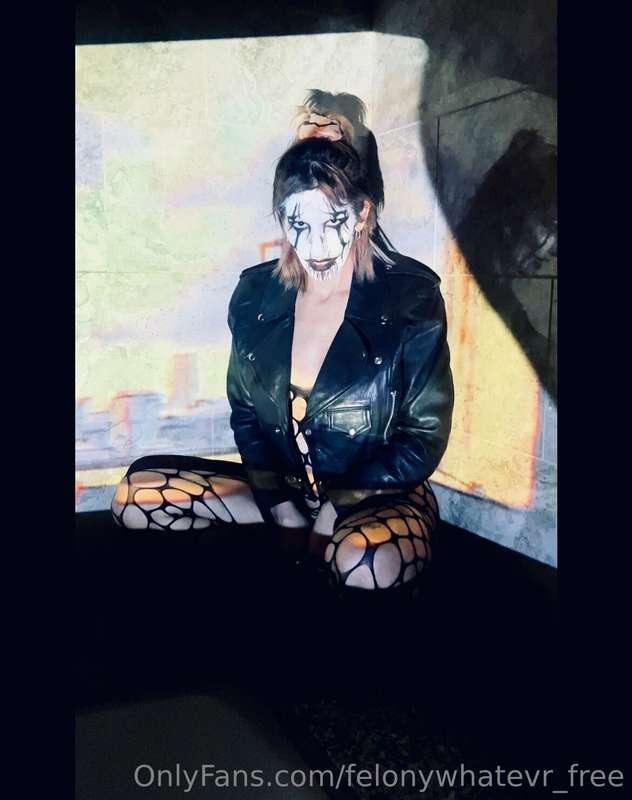 I grew up as a catholic skewl girl I swear. 🖤💒