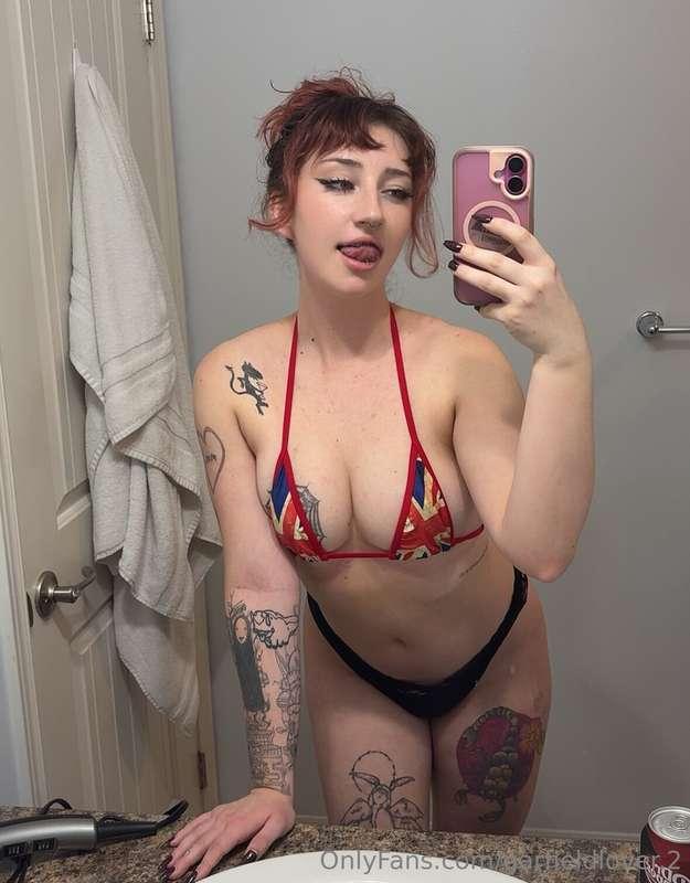 i’m debating something, do i keep the hair red or dye it bla..