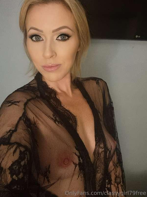 Do you like my dressing gown??

Have a fabulous Sunday 🖤🖤😘😘
..