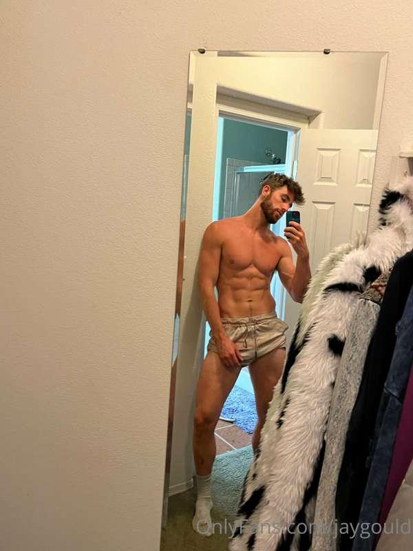 Watch me strip down in your DMs today 😈🍆 I know you love it ..