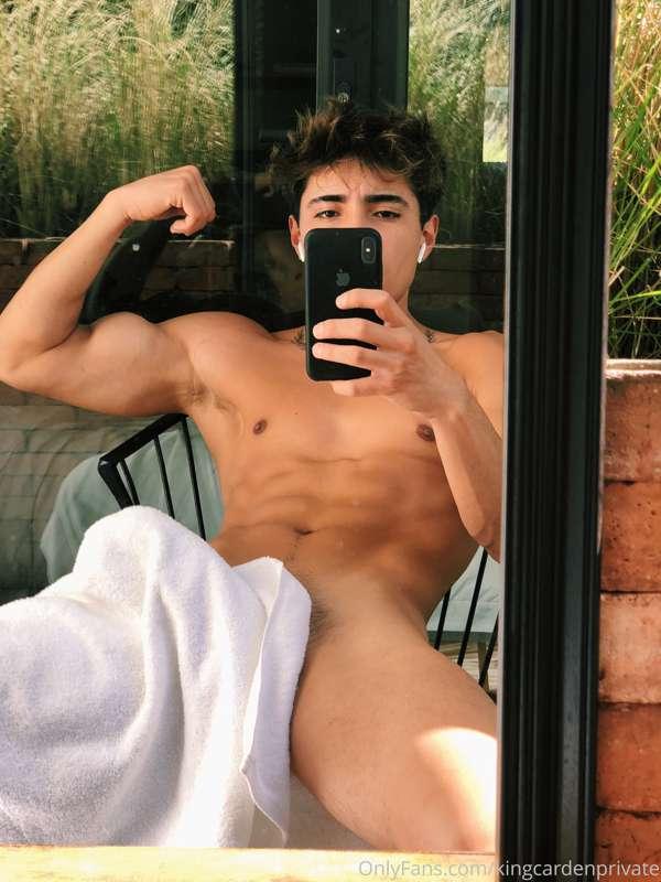 5$ Tip and I’ll add you to my private Snapchat @ king.carden..