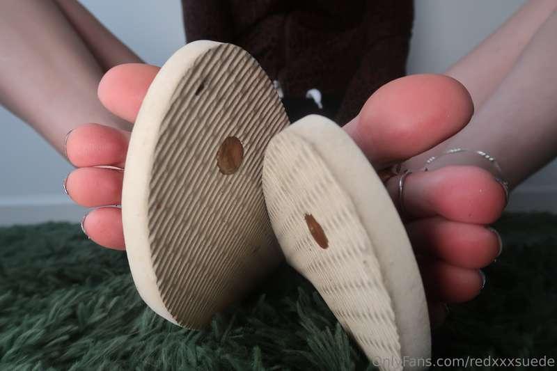 My yummy toes peeking out of my sandals 🙈 Did you watch my l..