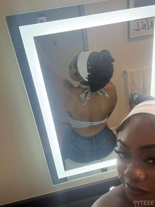 Sexy back 😈 fun fact: my back is very sensitive it’s my favo..