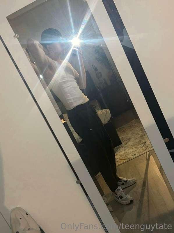 who would suck me off in the mirror 👅