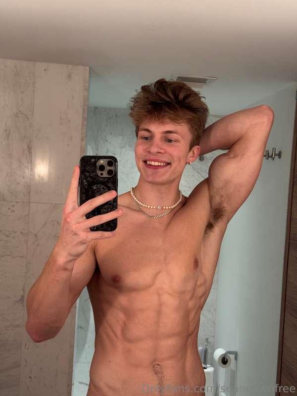 Just got out the shower, who’s online? 🟢