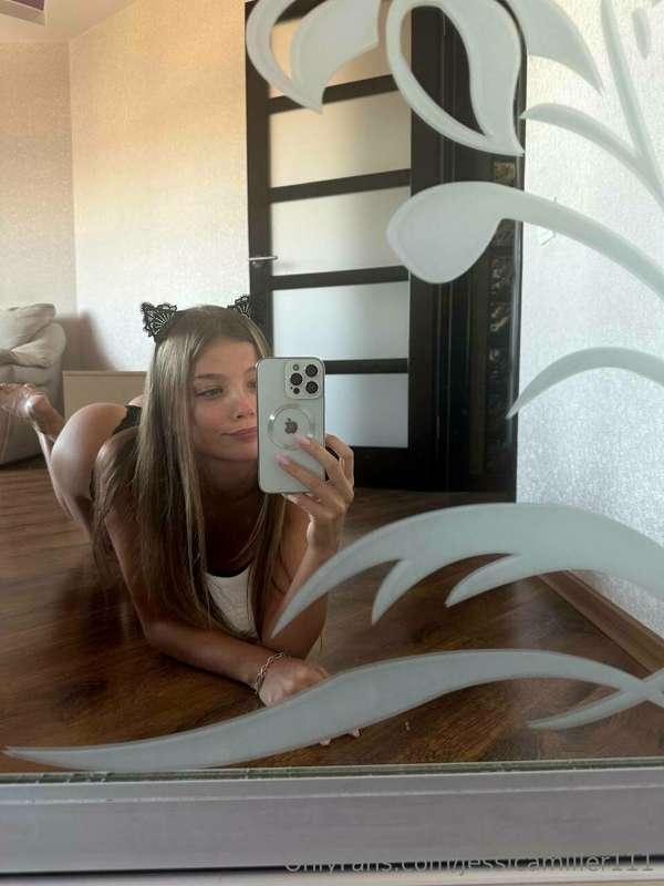 Do you want to check how fluffy the tail of this kitty is😉?