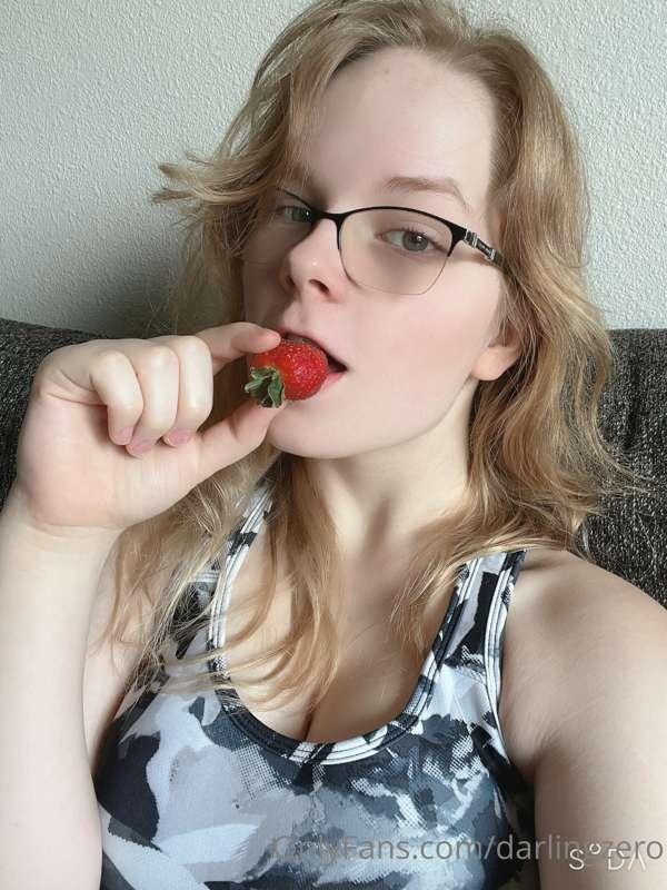 🍓 juicy and sweet🍓I love strawberries 🥰