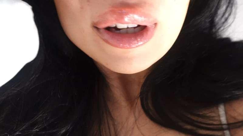 Girlfriend experience lets make out on the couch!