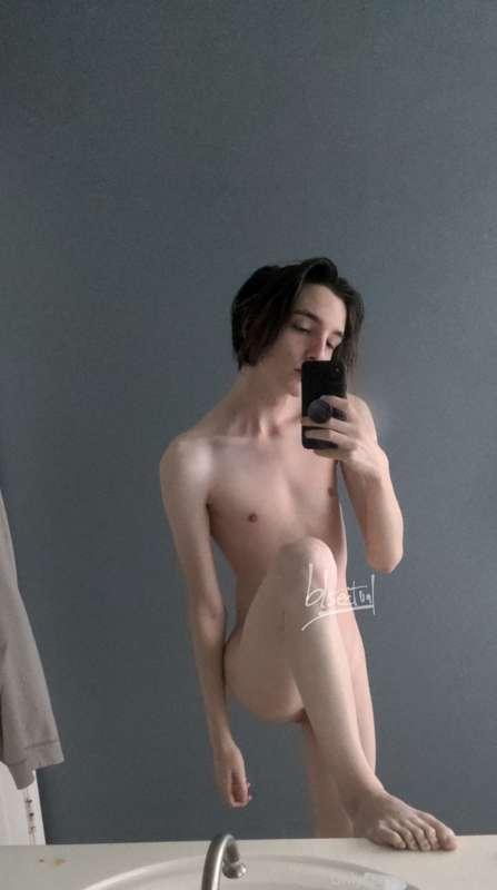 buy me chinese and I'll take this pic from ur bathroom <3