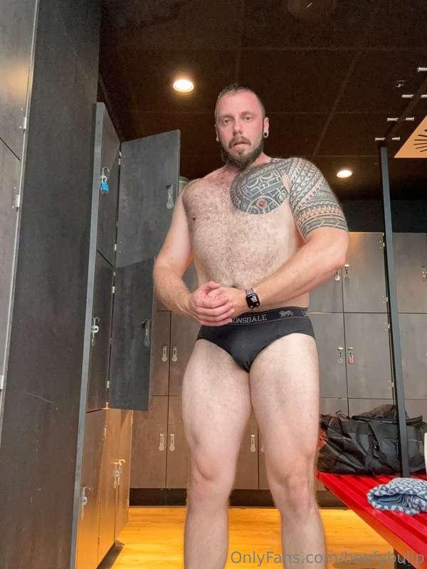 Hey my friends! I love to pose and pump my muscles in the lo..