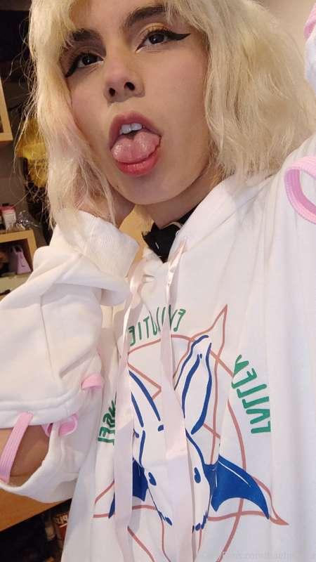 New hoodie!! I'm super happy 🖤🖤💦