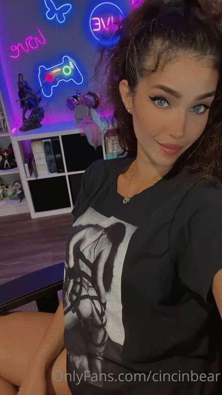 Going live on twitch! Giving away this weeks unicorn video f..