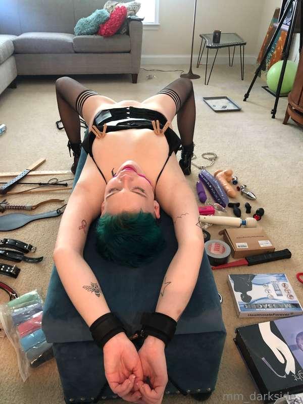 I'm gonna run a full throw back to sub/slave girl content. T..