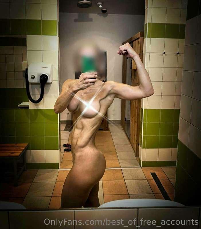 46 y/o sixpack fit mom is doing x-rated & softcore content t..