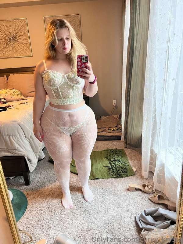 Big and juicy but tight 🍑💦