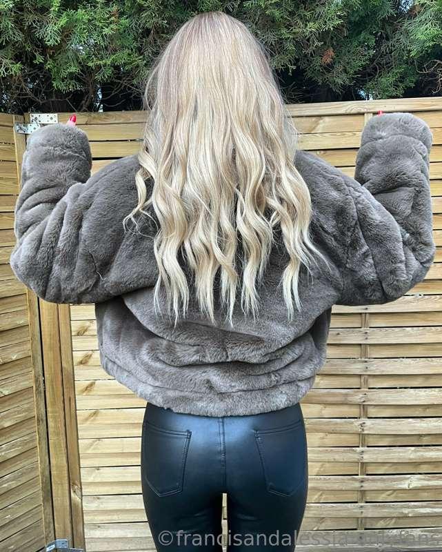 bought a new superrr fluffy fur jacket today 🐱✨ you see how ..