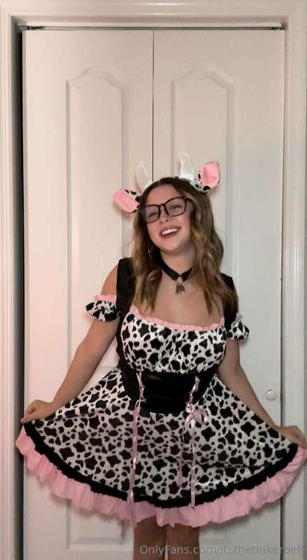 MY MILKSHAKE BRINGS ALL THE BOYS TO THE YARD 🐮💗 

full lengt..