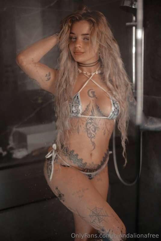 Fresh from the shoot and straight into the shower🚿 Bikini vi..