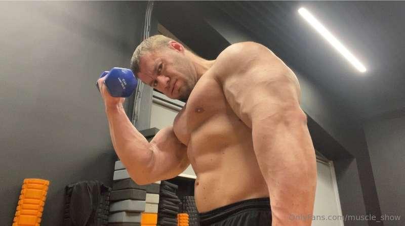 Check now! New 🆕 amazing muscle worship 🤩Pumping iron & flex..