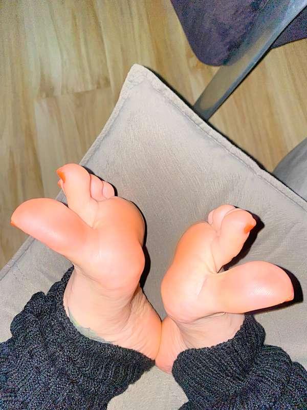 Flash📸5 centimeters of toe🤤 5 centímetros de dedão🤤