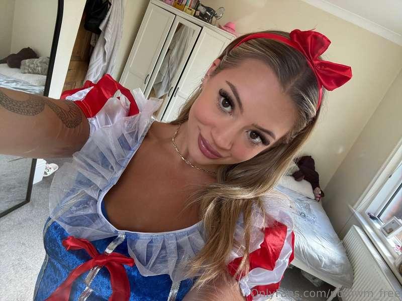 I just filmed a naughty Snow White tape for @pom_wm 😈…