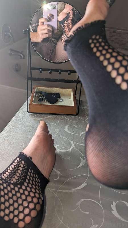Do you have a foot fetish? Because I have some cute feet you..