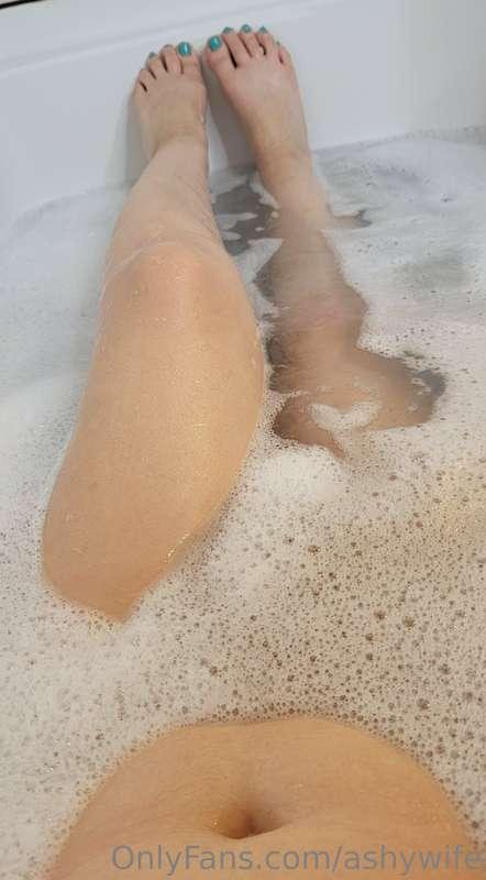 It's a dreary day today so I'm relaxing in the tub. Wanna jo..