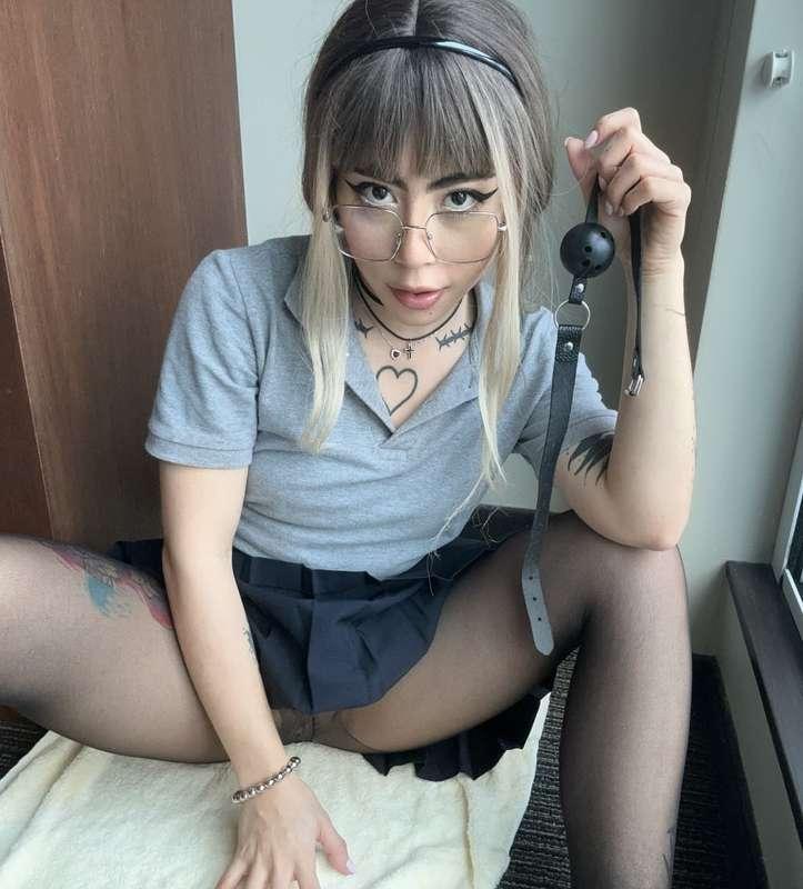 🕸 Don't let my petite frame fool you — I'm @mistressroxybdsm..