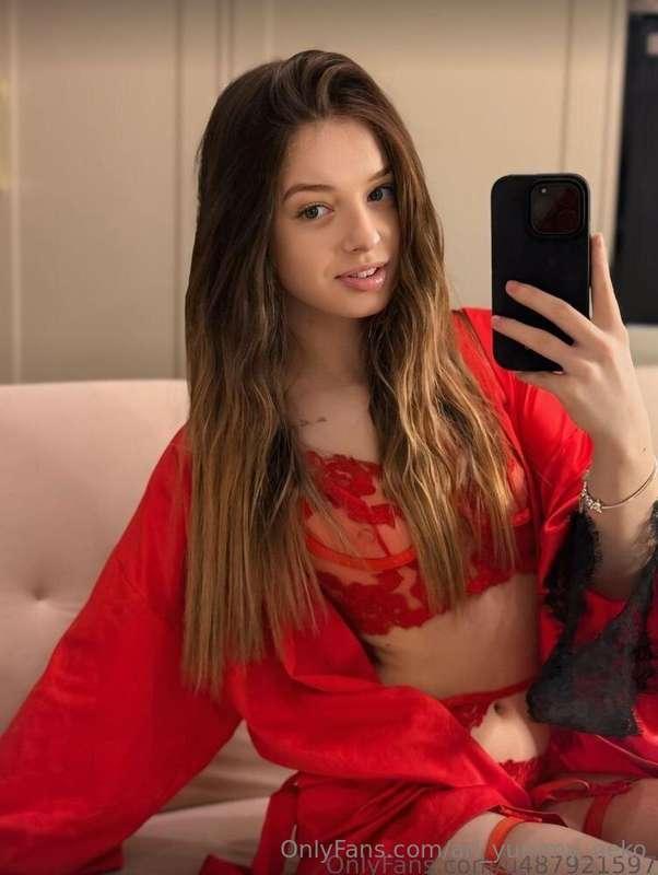 🍭FREE🍭FREE🍭FREE🍭 At first glance a petite and cute girl @kir..