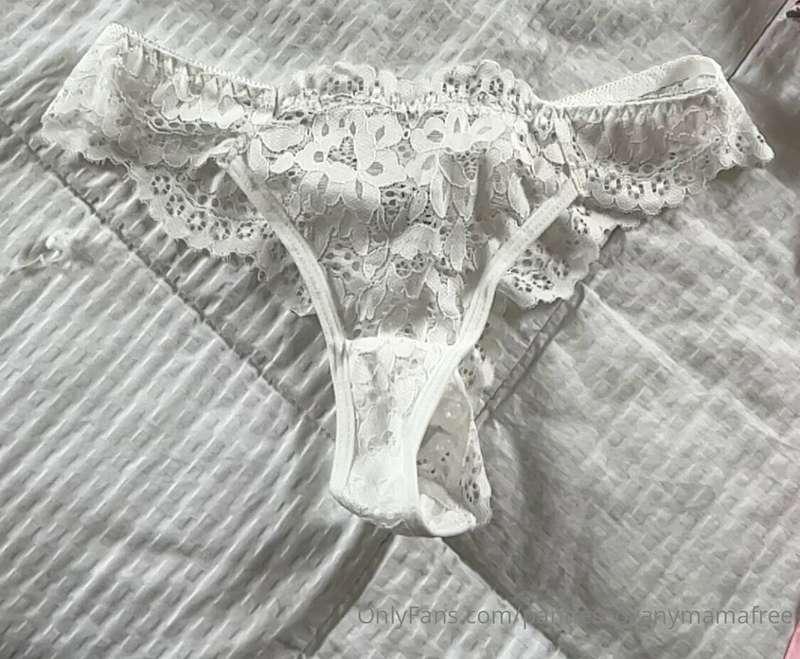 Une autre belle séance avec mes dessous en dentelles blanche..