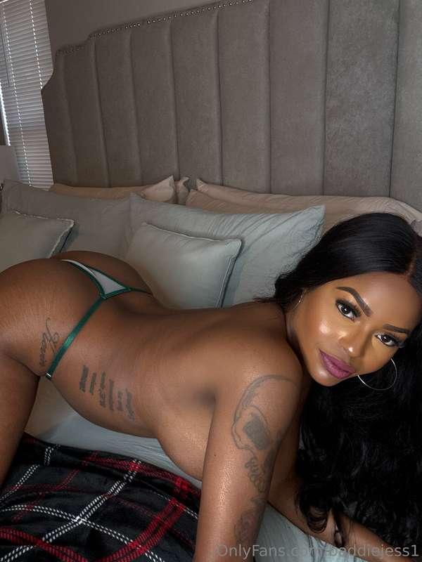 Bend me over and talk dirty to me😈 can you do that? 😈