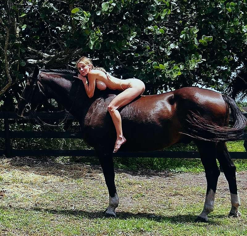 I heard you like horses. 😘