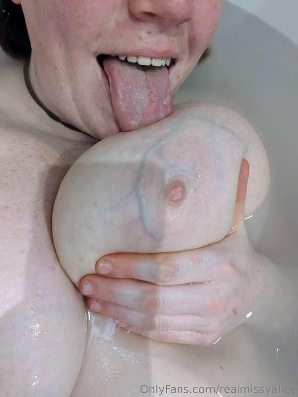 Let's chat while I have a soak 😍