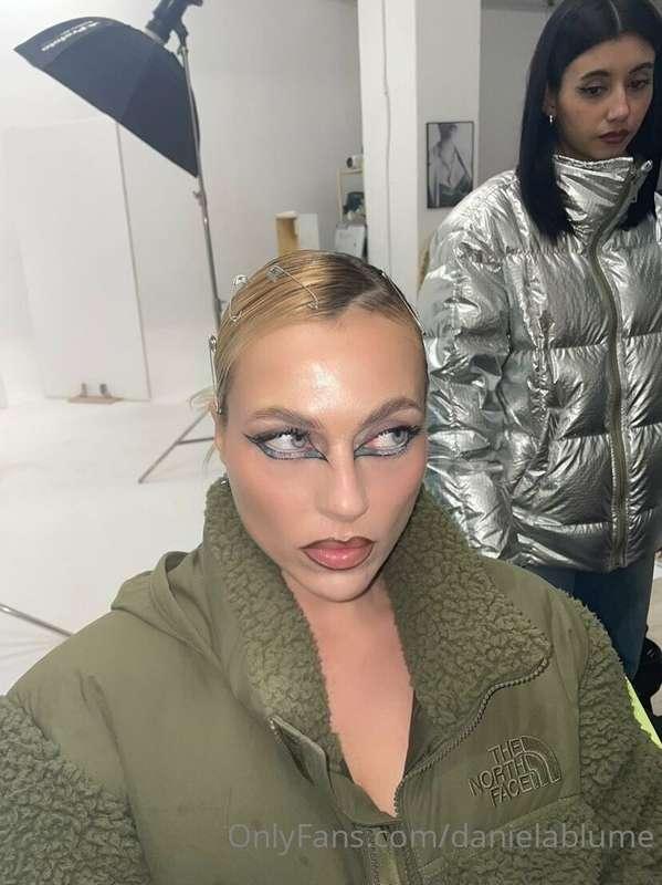 Estoy en una sesion de fotos y llevo estos looks,.. culito p..