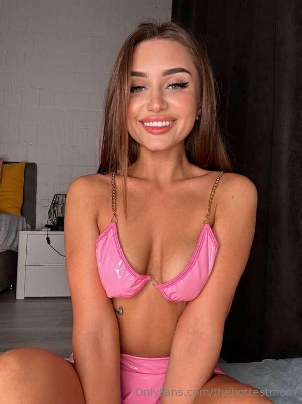 Let me distract you👉@amyshy💋
Cute girl @amyshy loves to play..