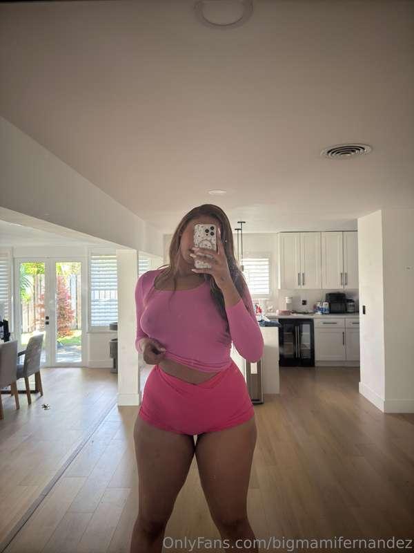Would you feel intimidated waking up to a 6'7 woman?? 🥰