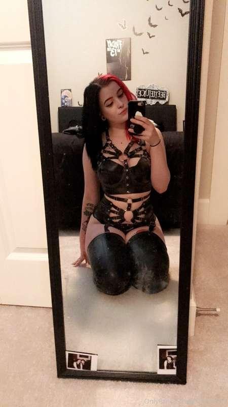 I miss this set and I want to shoot more content in it! 😭🖤