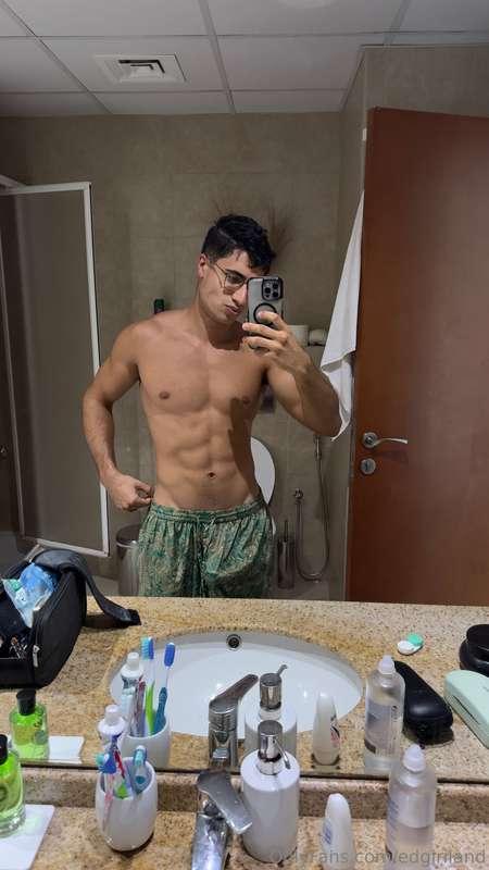 Amanecer empalmado es mi modo de vida jajajajaj Papi mandame..
